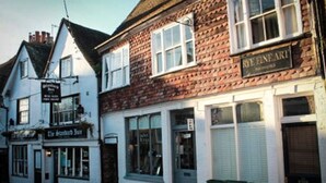 Un bâtiment traditionnel, sur lequel on peut lire l’enseigne « The Standard Inn » et une autre, plus petite, indiquant « One Fine Art ».