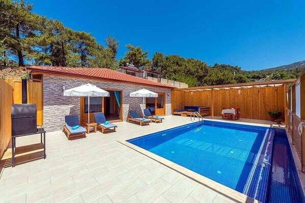 Piscina all'aperto, ombrelloni da piscina, lettini