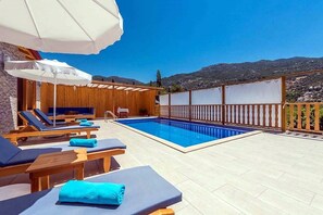 Piscina all'aperto, ombrelloni da piscina, lettini