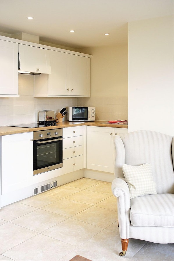 Cottage | Private kitchen | Full-size fridge, microwave, oven, electric kettle