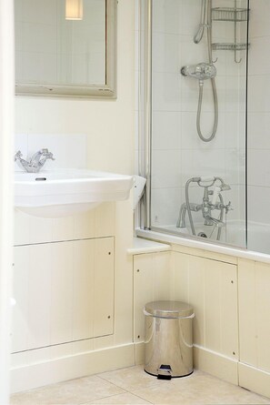 Cottage | Bathroom | Shower, free toiletries, hair dryer, towels - Hop Cottage (Eastbourne)