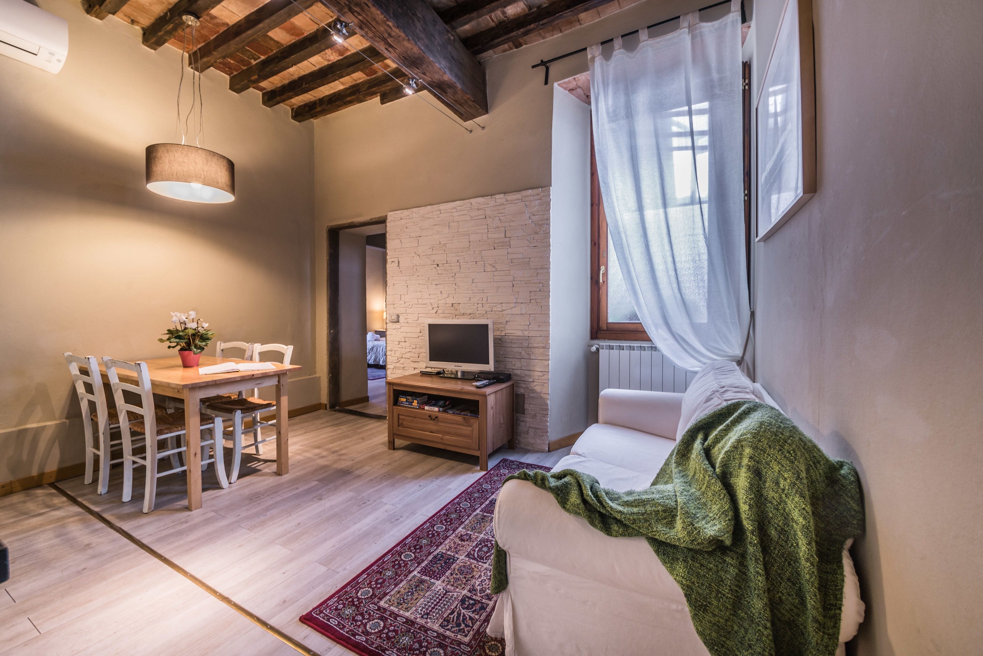 Apartamento, 2 quartos | Área de estar | TV