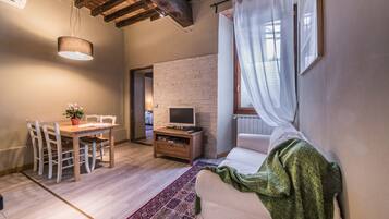 Apartamento, 2 quartos | Área de estar | TV
