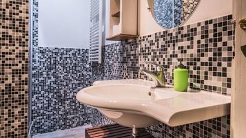 Apartamento, 2 quartos | Banheiro | Chuveiro, toalhas de banho