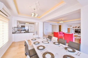 Repas dans la chambre