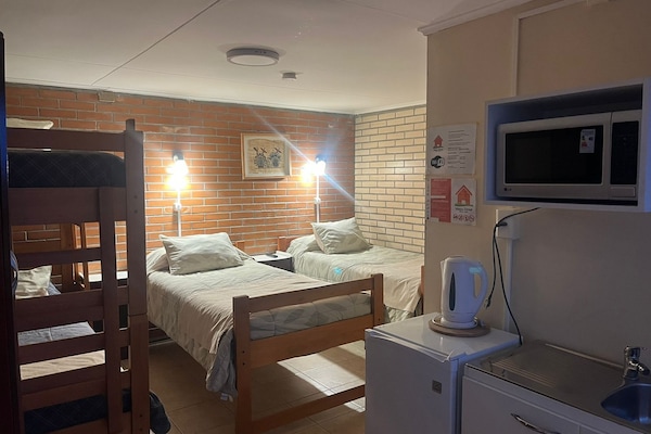 Een kluis op de kamer, verduisterende gordijnen, gratis wifi, beddengoed