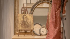 A staircase with a mirror, a framed picture, and two lanterns. - Breathtaking 4BD Apt 5min Walk to Duomo (Florence)