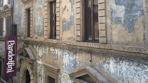 A historic building with ornate architectural details, including a decorative crest and a sign that reads "Pandolfi." - Breathtaking 4BD Apt 5min Walk to Duomo (Florence)