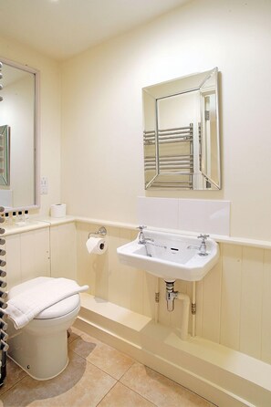 Cottage | Bathroom | Free toiletries, hair dryer, towels, shampoo - Thyme Cottage (Eastbourne)