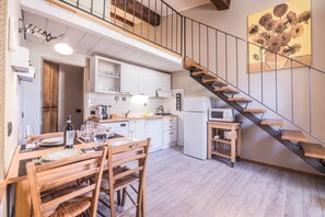 Apartamento, 2 quartos | Opções para refeição no quarto
