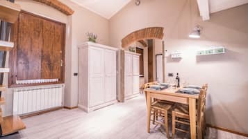 Apartamento, 2 quartos | Opções para refeição no quarto