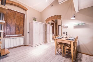 Apartment, 2 Schlafzimmer | Essbereich im Zimmer