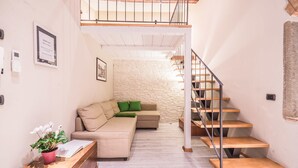 Ein modernes Interieur mit Treppe, Sofa und einer Holzbank.