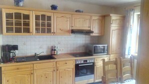 Appartement, uitzicht op tuin | Dineren in de kamer