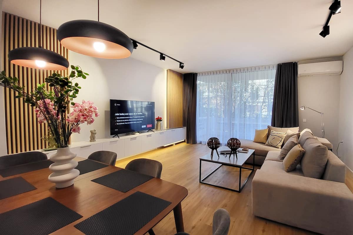 Deluxe Apartment, 2 Bedrooms, Balcony (B1) | Área de sala de estar