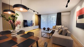 Deluxe Apartment, 2 Bedrooms, Balcony (B1) | Coin séjour