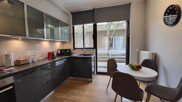 Deluxe Apartment, 2 Bedrooms, Balcony (B1) | 私人廚房 | 爐台、電熱水壺、鍋具/餐盤/廚房用品