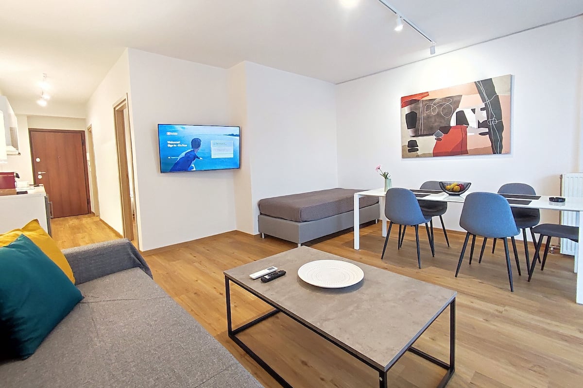 Deluxe Apartment, 1 Bedroom, Balcony (A1) | 1 habitación, tabla de planchar con plancha y cunas gratuitas