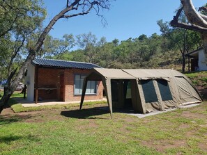 Telttamajoitus (Bring own tent and bed)