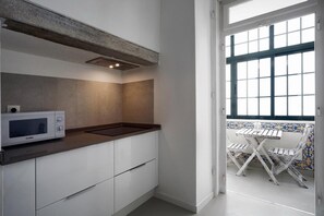 Refrigerador con freezer, microondas, placa de cocina