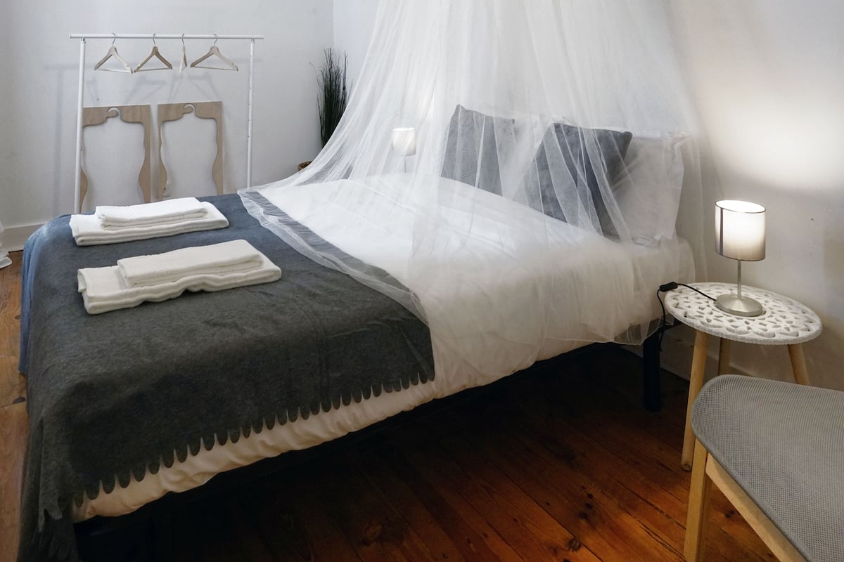 Cortinas blackout, tabla de planchar con plancha y wifi gratis