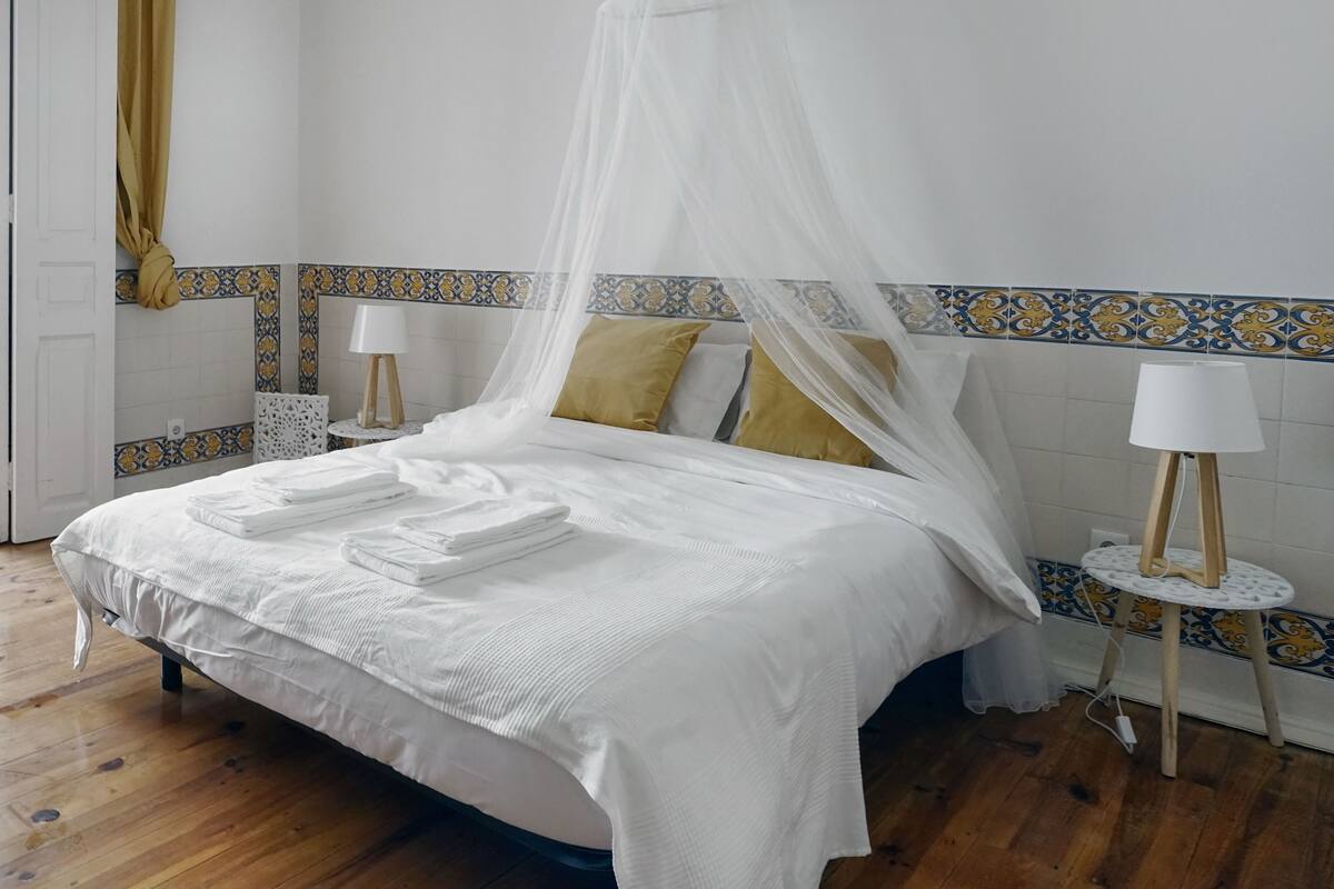 Superior Room, 1 Queen Bed (1) | Blackout drapes, iron/ironing board (on request), WiFi (free)