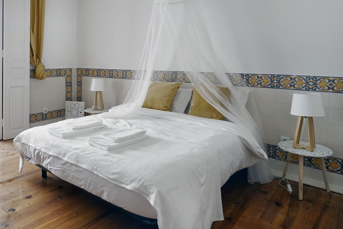 Habitación superior, 1 cama Queen size (1) | Cortinas blackout, tabla de planchar con plancha y wifi gratis