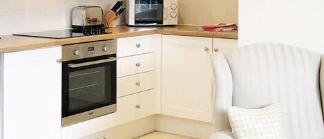 Individuell inredning, unika möbler, strykjärn/strykbräda och resesäng