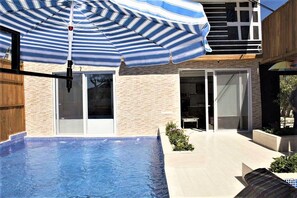 Inomhuspool och utomhuspool