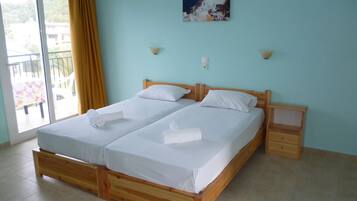 Kamar Double atau Twin Premium | Brankas, meja kerja, ruang kerja ramah laptop, dan kedap suara