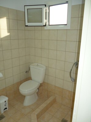 Shower, hair dryer, towels - Alexandros Guest House (Skiathos)