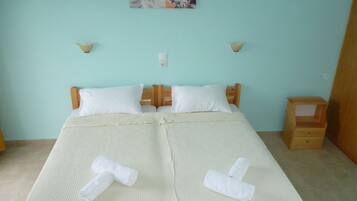 Kamar Double atau Twin Premium | Brankas, meja kerja, ruang kerja ramah laptop, dan kedap suara