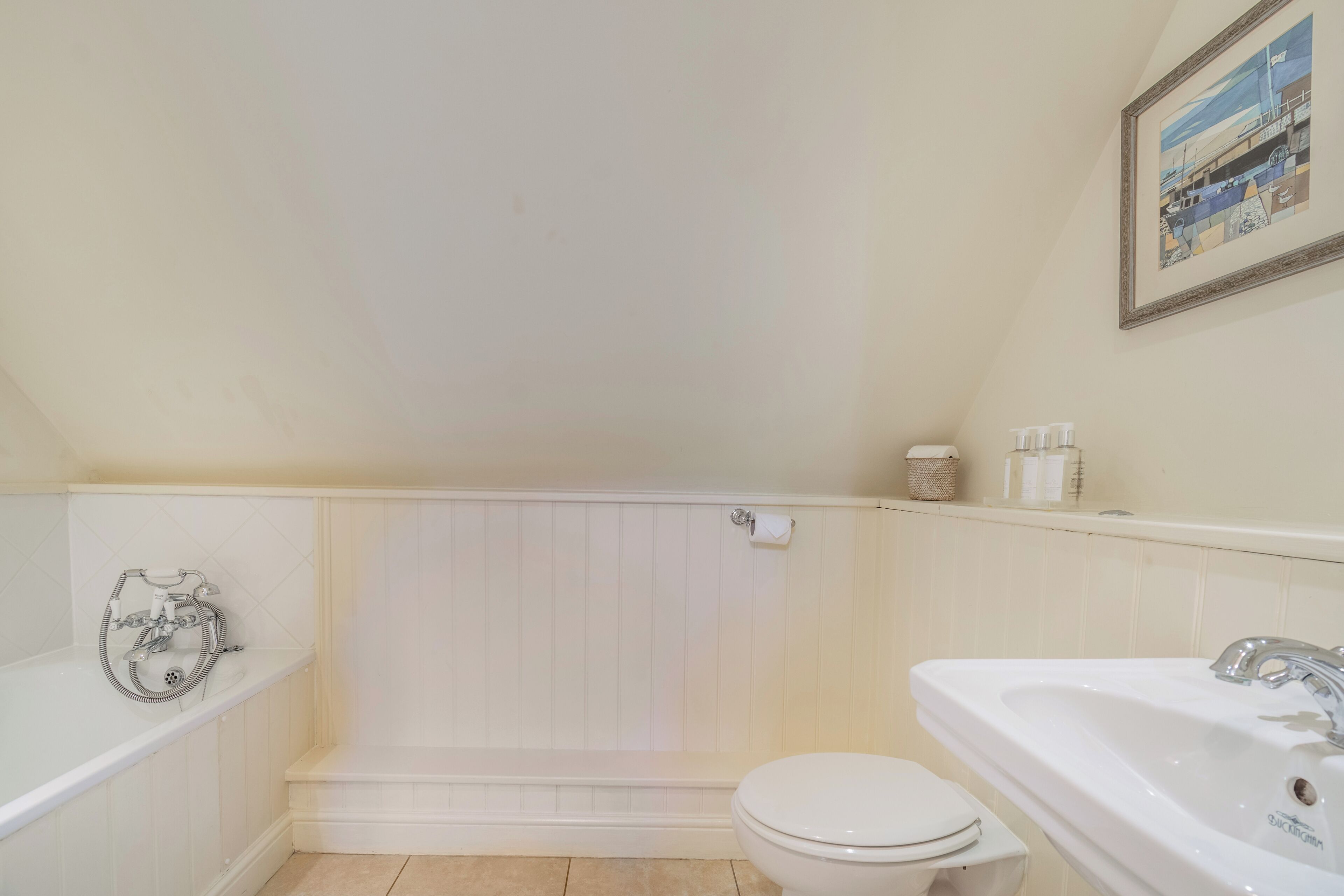 Une salle de bain avec une baignoire, des toilettes et un lavabo.