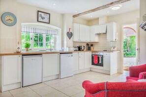 Kjøleskap, mikrobølgeovn, ovn og oppvaskmaskin