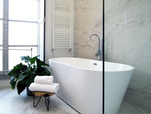 Appartement, 3 chambres | Salle de bain | Douche, serviettes fournies, shampoing