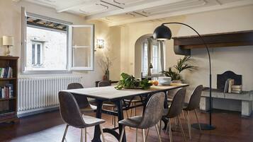 Apartment, 3 Schlafzimmer | Essbereich im Zimmer