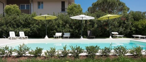 Außenpool (je nach Saison geöffnet), Sonnenschirme, Liegestühle