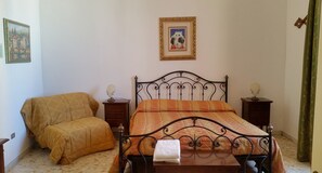 Standard Double Room, Balcony (1) | Individually decorated, individually furnished, free WiFi, bed sheets - B&B Casa Resci (Tricase)