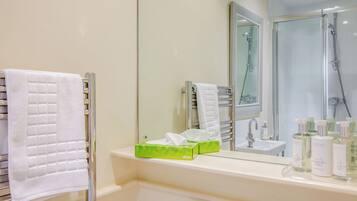 Classic-Zimmer | Badezimmer | Duschwanne, kostenlose Toilettenartikel, Haartrockner, Handtücher