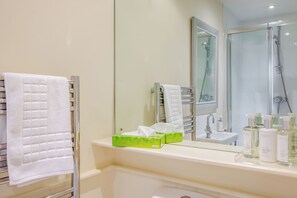 Classic Room | Bathroom | Combined shower/tub, free toiletries, hair dryer, towels - The Garden Room - Tiger Inn (Eastbourne)