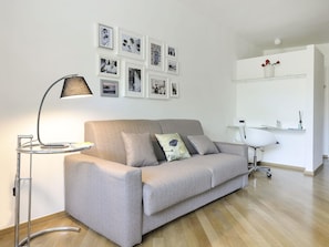 Apartamento, 1 quarto | Área de estar | TV de tela plana 42 polegadas com canais digitais, TV