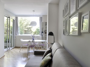 Apartamento, 1 quarto | Área de estar | TV de tela plana 42 polegadas com canais digitais, TV