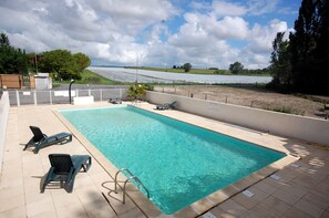 Una piscina al aire libre de temporada