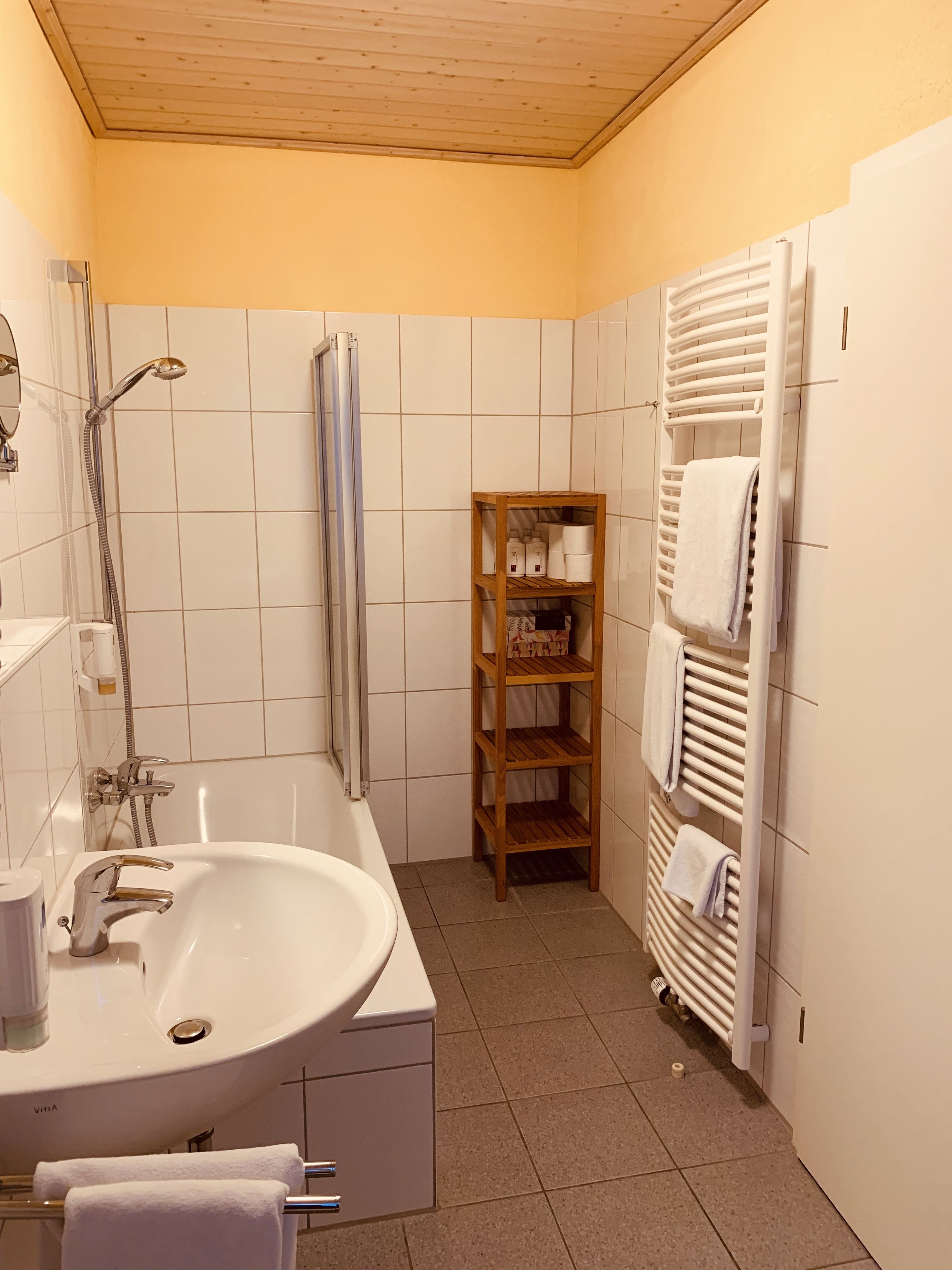 double room | bathroom | towels