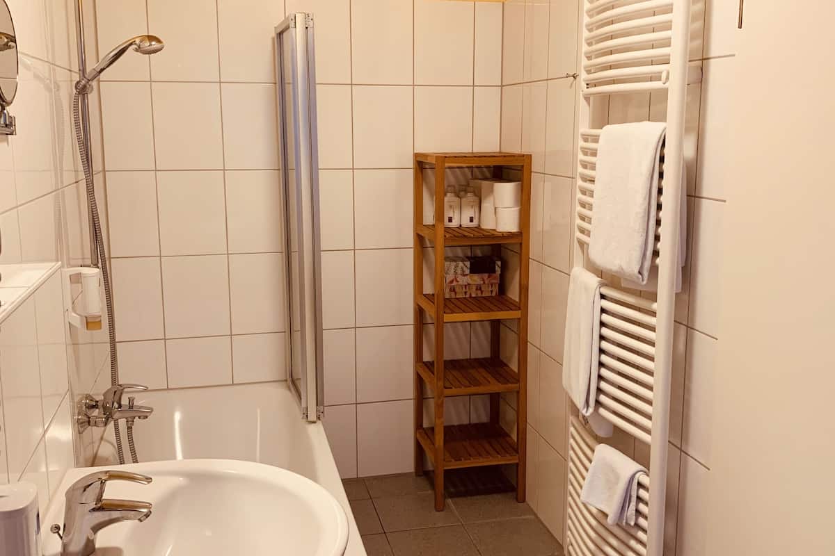 double room | bathroom | towels