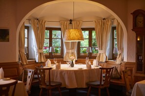 Lunch och middag serveras, med utsikt mot trädgården