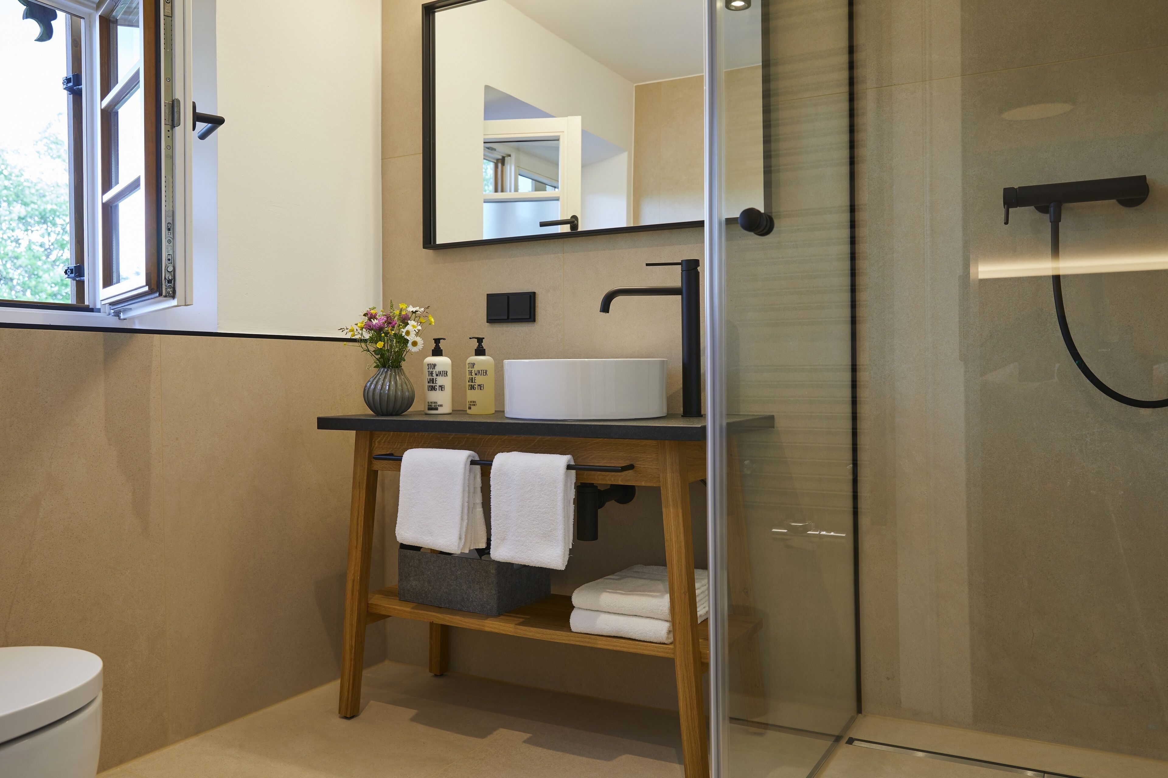 standard double room | bathroom | deep-soaking bathtub, free toiletries, hair dryer, towels