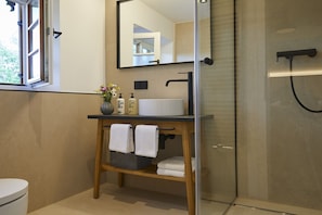 Standard Double Room | Bathroom | Deep soaking tub, free toiletries, hair dryer, towels - Aschbacher Hof (Feldkirchen-Westerham)