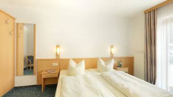 Roupas de cama antialérgicas, frigobar, cofres nos quartos, escrivaninha