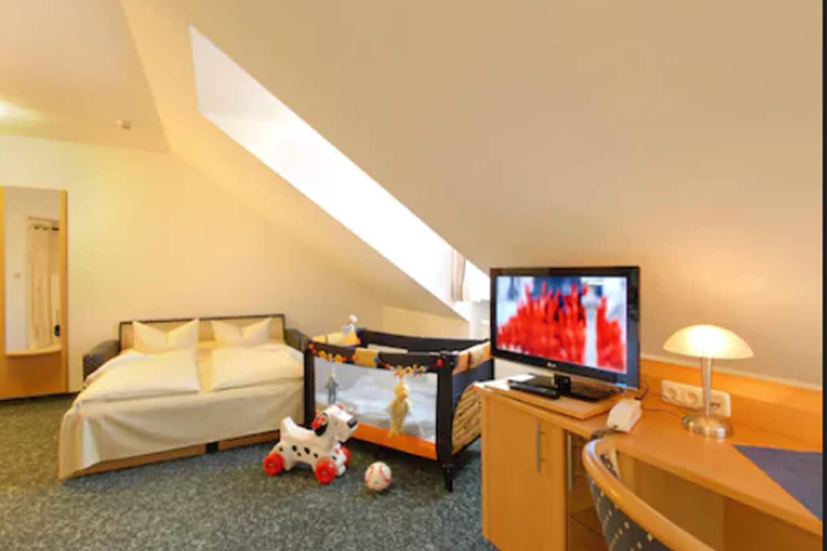 family room | hypo-allergenic bedding, minibar, in-room safe, desk